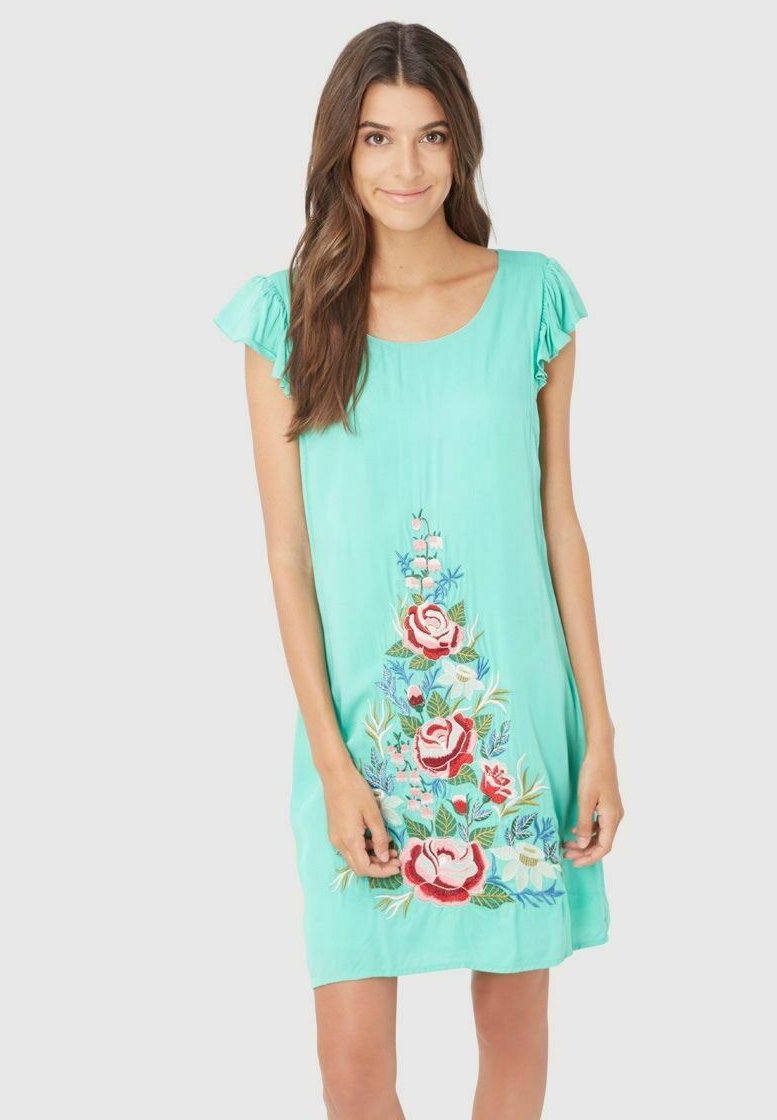 Vestido sin mangas en color turquesa con escote redondo y mangas con volantes, con un vibrante bordado floral en rojo, verde y azul.