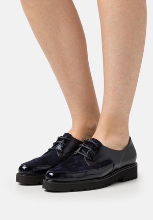 Chaussures à lacets navy en cuir, mélange de cuir mat et brillant, bout rond, finition texturée et semelles épaisses en caoutchouc noir.