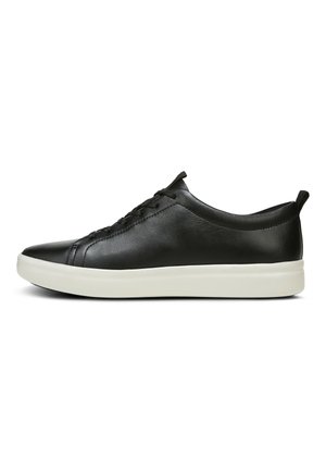 Zwarte leren sneakers met een gladde afwerking, ronde neus en een witte rubberen zool. Voorzien van veters en een trekband aan de achterkant voor gemakkelijk aan- en uittrekken.