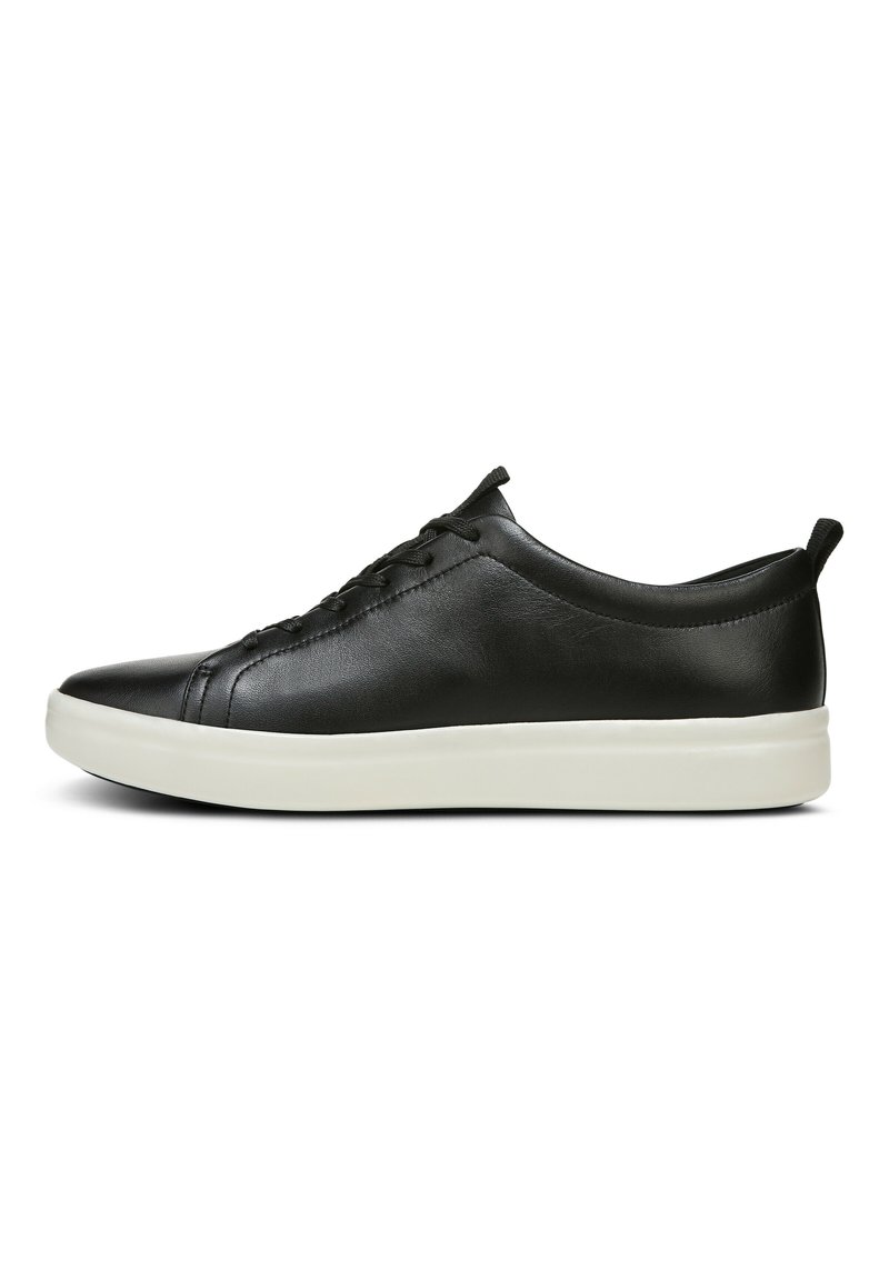 Zwarte leren sneakers met een gladde afwerking, ronde neus en een witte rubberen zool. Voorzien van veters en een trekband aan de achterkant voor gemakkelijk aan- en uittrekken.