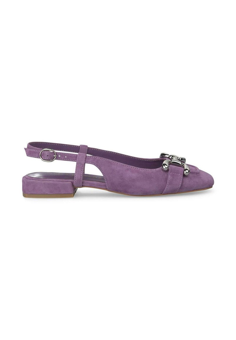 Scarpa slingback in suede viola con tacco basso a blocco, punta affusolata e doppie cinghie con dettagli in hardware argentato.