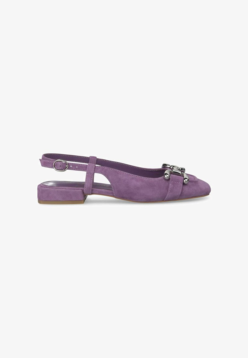 Chaussure slingback en daim violet avec un petit talon bloc, un bout pointu et des doubles brides avec des détails en métal argenté.