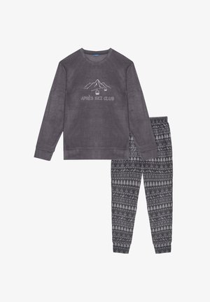 Maglia a maniche lunghe in pile grigio con design di montagna e testo; i pantaloni del pigiama coordinati presentano un motivo lavorato a maglia di alberi e fiocchi di neve.