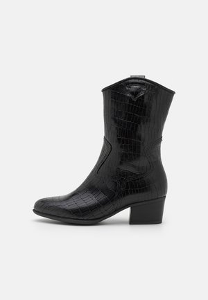 Bottes de cowboy noires avec une finition texturée embossée croco, bout pointu et talon bloc de hauteur moyenne. Matériau lisse avec un design élégant.
