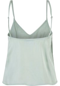 Camiseta sin mangas de color verde claro con tirantes finos ajustables, escote en V, textura suave y una silueta suelta y fluida. Sin patrones ni adornos.