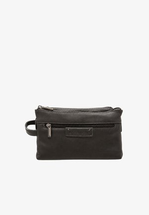 Pochette en cuir noire avec deux compartiments zippés, une poignée latérale et un patch logo rectangulaire cousu à l'avant.