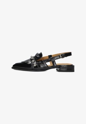 Chaussure slingback en vernis noir avec un bout pointu, des accents de quincaillerie décoratifs, des côtés ajourés et un petit talon en bloc.