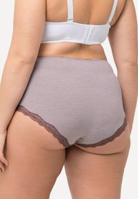 Mutandine a vita alta a righe in morbido tessuto, con un delicato pizzo di colore marrone a contrasto lungo le gambe.