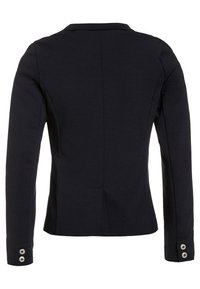 Černá bunda s dlouhými rukávy, hladká tkanina, přiléhavý střih a stříbrné knoflíkové detaily na manžetách. Zpětný pohled ukazuje detail švů.