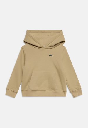 Sweat à capuche beige à manches longues avec poche avant et petit logo crocodile vert sur la poitrine.