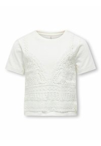 Hvid kortærmet t-shirt med detaljeret blondeudsmykning over brystområdet, i en afslappet pasform og blødt bomuldsmateriale.