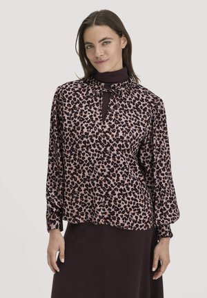 Blusa con stampa leopardata in tonalità di rosa e marrone, caratterizzata da maniche lunghe, scollatura rotonda e un dettaglio a chiave sul fronte.