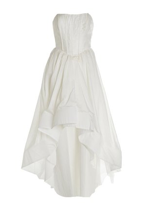 Strapless vit klänning med figurnära kropp och en svävande asymmetrisk fåll. Tillverkad av lättviktig tyg med mjuk textur och subtil lyster.