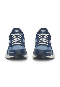 Jūrų ir šviesiai mėlyni sportiniai batai su tinklelio nuo dulkių detalėmis, zomšos akcentais, baltais raišteliais, paminkštintu apykakle ir su tekstūruota juoda guma.