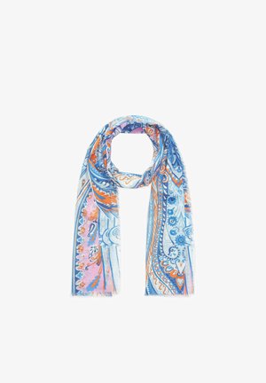 Lichtgewicht sjaal met blauwe, oranje en roze ingewikkelde paisley- en bloemenpatronen, losjes gedrapeerd tegen een witte achtergrond.