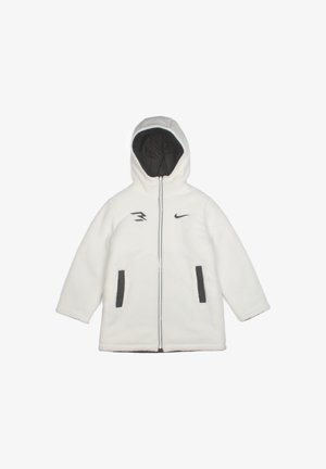 Veste en polaire blanche avec capuche, doublure noire, fermeture éclair, deux poches latérales et accents de logo noir sur la poitrine et la manche.