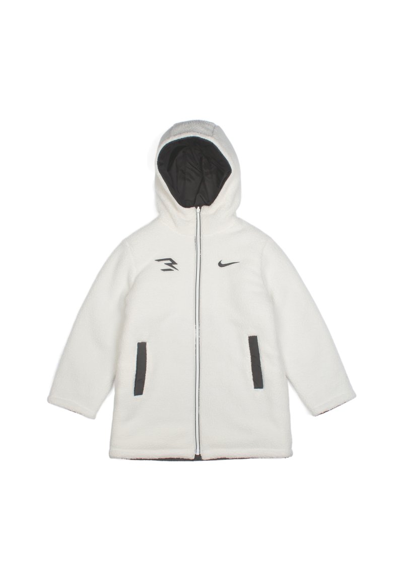 Veste en polaire blanche avec capuche, doublure noire, fermeture éclair, deux poches latérales et accents de logo noir sur la poitrine et la manche.