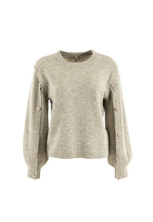 Pull en tricot gris clair avec un col rond, des poignets côtelés et des boutons décoratifs sur les manches, offrant une finition douce et texturée.