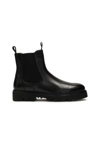 Botas Chelsea de cuero negro con paneles laterales elásticos, tiradores y una suela de goma gruesa con patrones de textura prominentes.