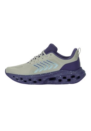 Chaussure de course avec tige en mesh gris, accents chevron bleu clair et semelle épaisse violet foncé avec trous de ventilation et taches blanches.