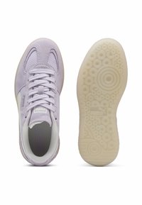 Violet mokkasina kengät verkko-ominaisuuksilla, litteillä nauhoilla ja pehmeillä pohjilla, joissa on pyöreät kuvioinnit. Brändäys kielen ja sivun päällä.