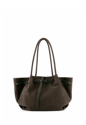 Borsa tote in camoscio marrone scuro con doppi manici lunghi e dettaglio con cinturino in pelle nera al centro davanti.