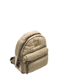 Zaino beige con texture trapuntata, doppie cerniere e dettagli in oro. Presenta un accento con stampa leopardata e un logo prominente sul davanti.