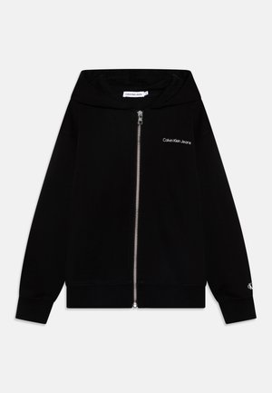 Schwarzer Reißverschluss-Hoodie aus weichem Stoff, mit Kapuze, gerippten Bündchen und weißem Logo auf der Brust und dem Ärmel. Glatte Reißverschlussdetails.