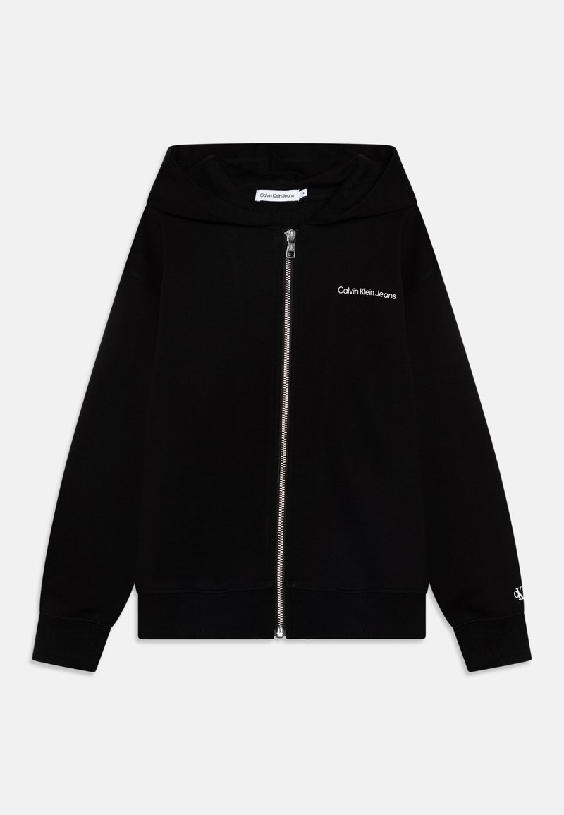Hoodie noir zippé en tissu doux, avec une capuche, des poignets côtelés et un logo blanc sur la poitrine et la manche. Détail de fermeture éclair lisse.