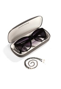 Czarne polaryzacyjne okulary przeciwsłoneczne w szarym etui, z miękkim wnętrzem. Zawiera czarny łańcuszek z koralikami z okuciami do mocowania.