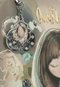 Sac en faux cuir multicolore avec un charme finement détaillé, comprenant un pendentif en métal argenté et une perle rose, ainsi que des designs brodés.