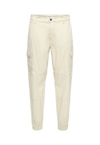 Pantalon cargo beige avec poignets élastiques, fabriqué en tissu léger. Comprend plusieurs poches latérales et une fermeture par bouton à la taille.