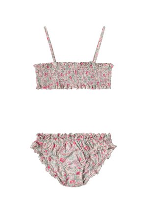 Bikini due pezzi floreale rosa e verde con top a fascia arricciato e slip a vita alta con volant su sfondo bianco.