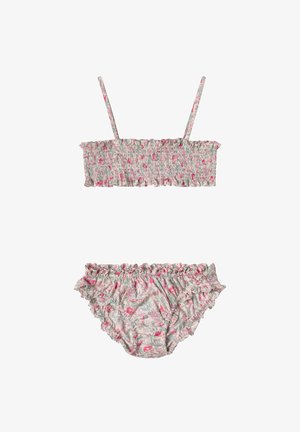 Kwiatowy różowo-zielony dwuczęściowy bikini z marszczonym topem bandeau i falbaną w talii na białym tle.