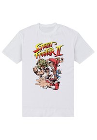 Bílý bavlněný tričko s barevným grafickým vyobrazením postav ze "Street Fighter II" v akčních pozicích, s výrazným textem nahoře.