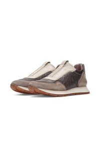 Baskets slip-on avec un mélange de cuir brun et de daim gris. Présentent un dessus texturé, des côtés élastiques et une semelle en caoutchouc.