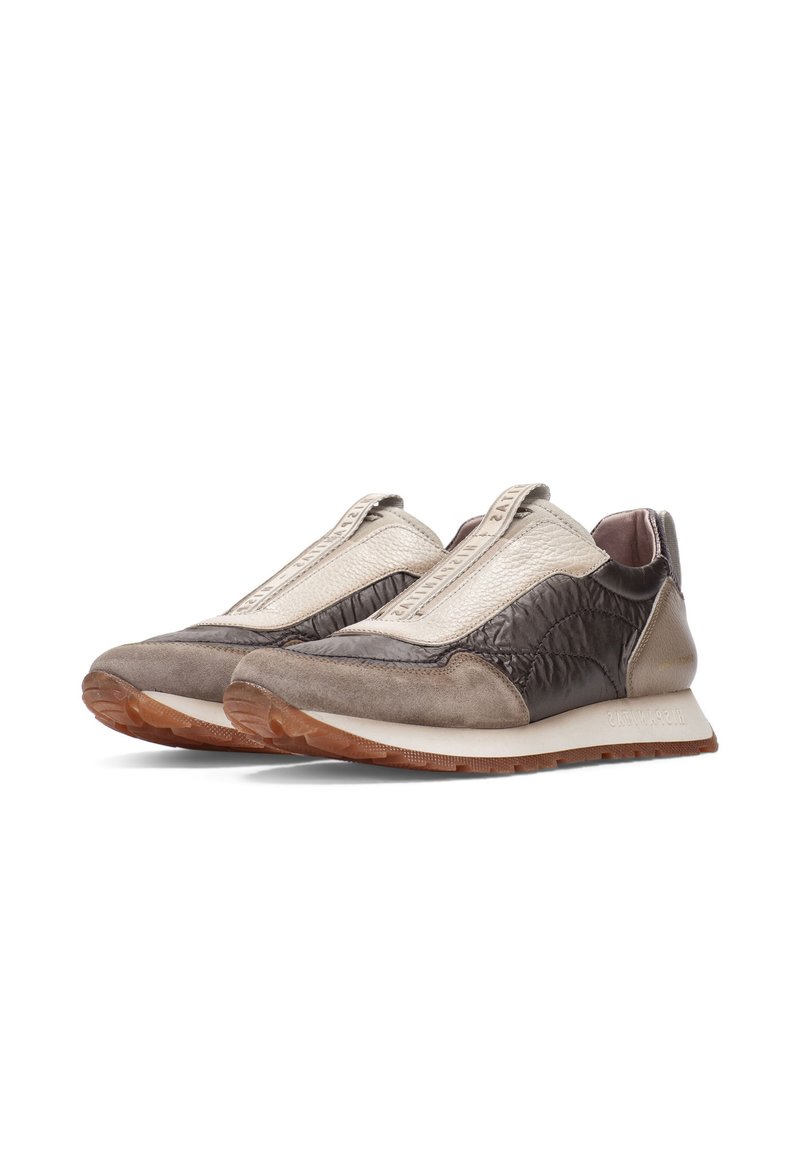 Baskets slip-on avec un mélange de cuir brun et de daim gris. Présentent un dessus texturé, des côtés élastiques et une semelle en caoutchouc.