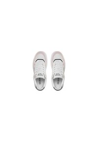 Sneakers bianchi con dettagli rosa, design perforato, occhielli metallici e il nome del marchio "Guess" visibile sulla soletta e sulla linguetta.