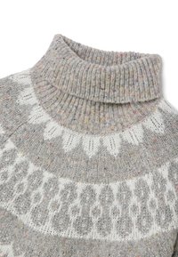 Pull en maille grise avec un col montant à côtes. Il présente un motif de motifs blancs et des éclats de couleur dans l'ensemble du tissu texturé.