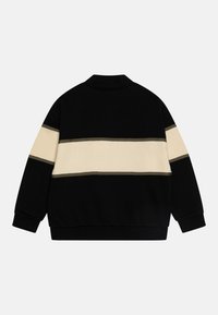 Sudadera negra con cuello, con franjas horizontales en crema y verde oliva. Textura suave y puños acanalados.
