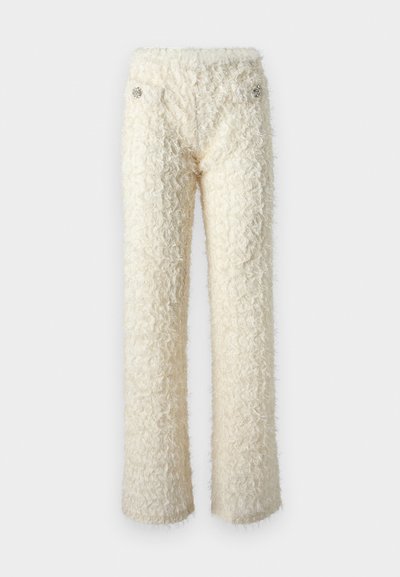 Flauschige, cremefarbene Hosen mit weicher Textur, geraden Beinen und dekorativen silbernen Knopfakzenten an den vorderen Taschen.