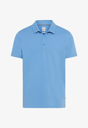 Lichtblauw poloshirt met korte mouwen, kraag en twee knopen in de sluiting, met het label "Brax" aan de binnenkant van de kraag.