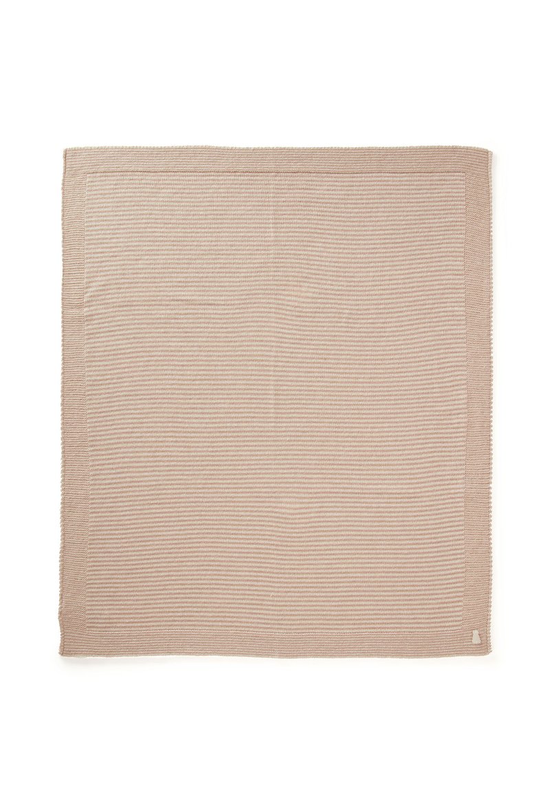 Manta suave y tejida en beige claro con una sutil textura acanalada y un borde sólido. Presenta una pequeña etiqueta de la marca en una esquina.