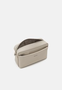 Calvin Klein MUST CONVERTIBLE CAMERA BAG - Torba preko tijela - sand pebble