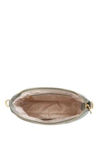 Ljust grönt läderväska med en gyllene dragkedja, med en beige inredning med logomönster. Slät textur, oval form och detaljer i metall.