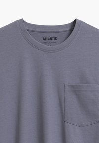 Szary, krótki rękaw piżama top z okrągłym dekoltem i kieszonką na piersiach. Gładka tekstura z delikatnym rozciąganiem dla wygody.