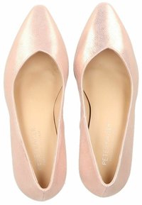 Bailarinas de cuero rosa con punta afilada, con una textura suave, diseño slip-on y un corte abierto a los lados.