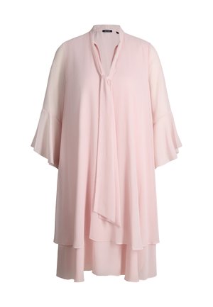 Jasnoróżowa, zwiewna sukienka do kolan z rękawami o długości do łokcia zakończonymi dzwonkami oraz zawiązywanym kołnierzem w kształcie litery V.