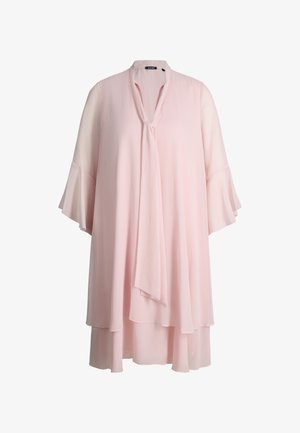 Jasnoróżowa, zwiewna sukienka do kolan z rękawami o długości do łokcia zakończonymi dzwonkami oraz zawiązywanym kołnierzem w kształcie litery V.