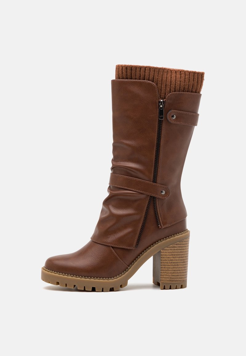 Botte mi-mollet en cuir marron avec talon épais superposé, fermeture éclair latérale, détails de bride et bord-côte tricoté en haut.
